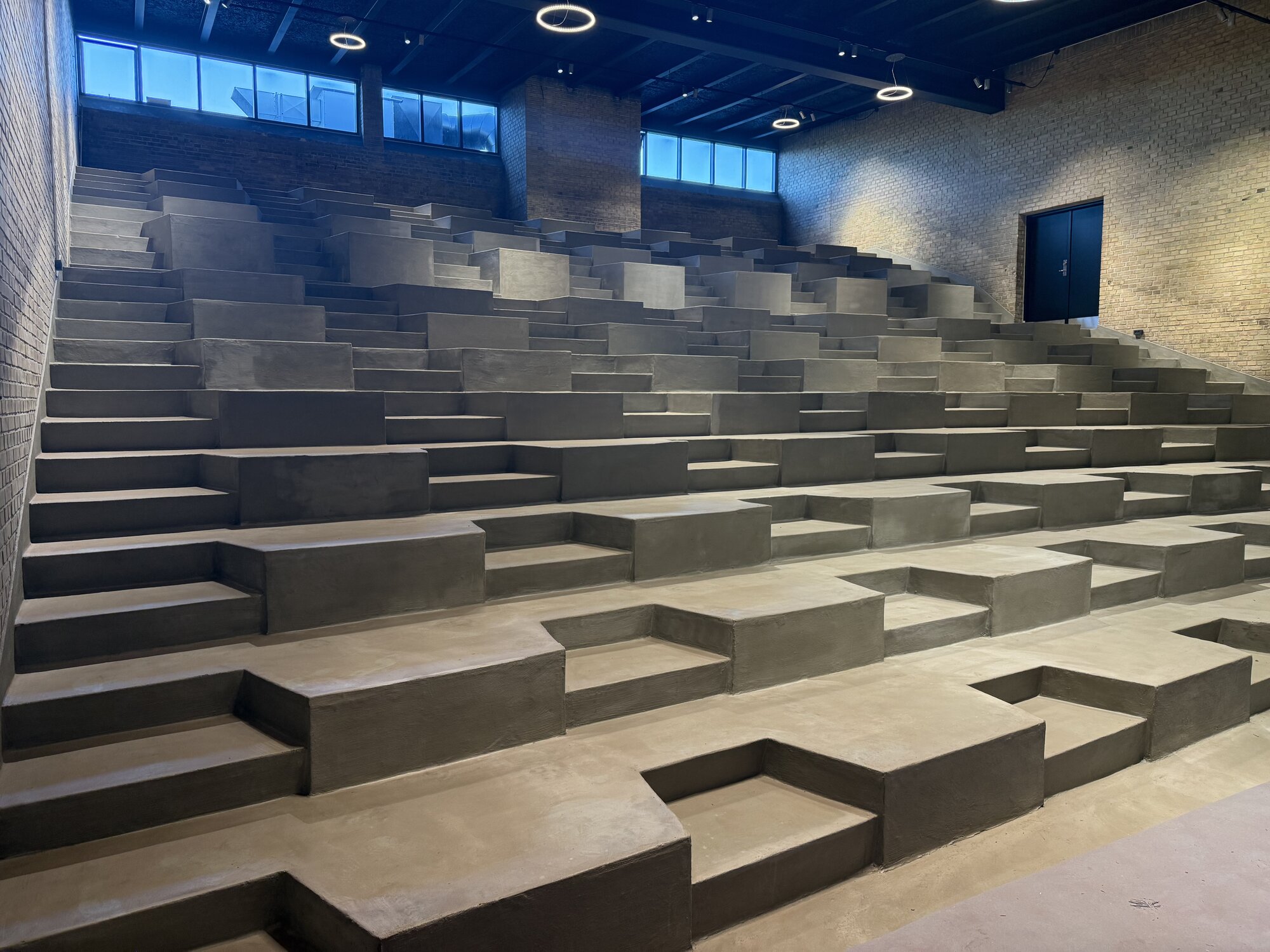 Auditoriets amfiscene i rå beton i Auktionshallen Kulturhus i Aalborg