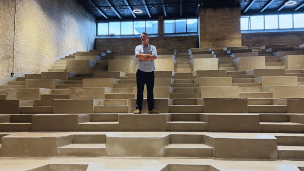 Amfiscenen set fra oven i Auktionshallen Kulturhus i Aalborg