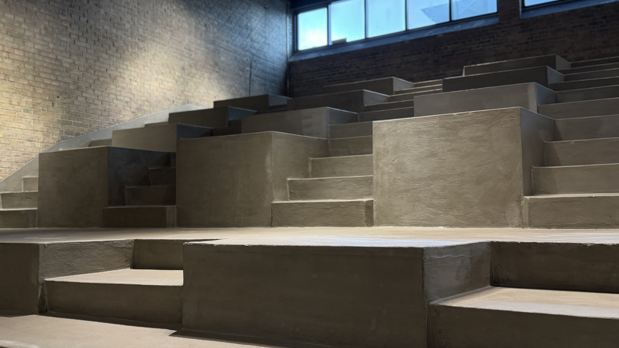 Tomme beton-tribuner klar til koncert i Auktionshallen Kulturhus i Aalborg